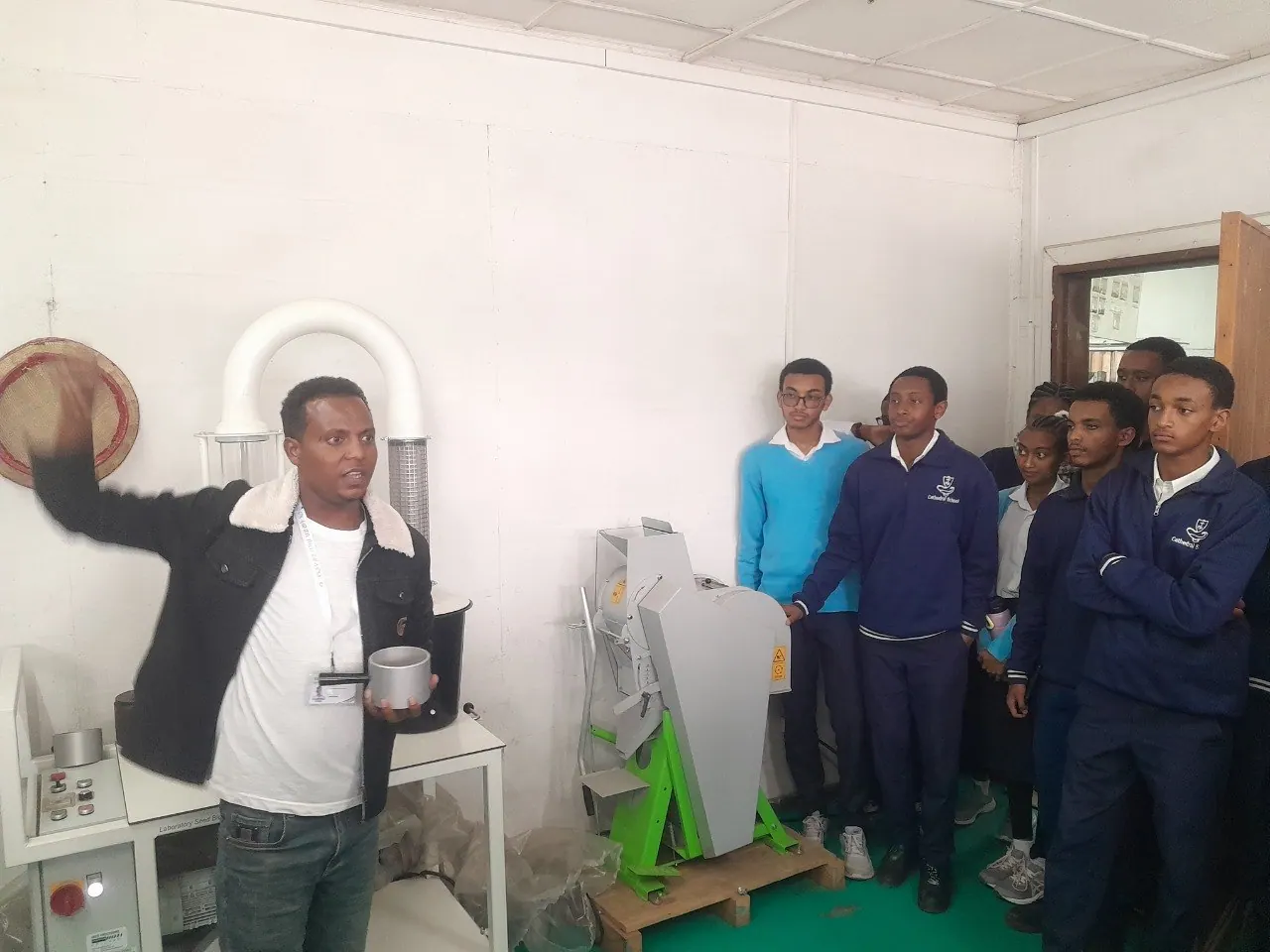 LCCS Grade 12 students touring the Ethiopian Biodiversity Institute (photo 4)