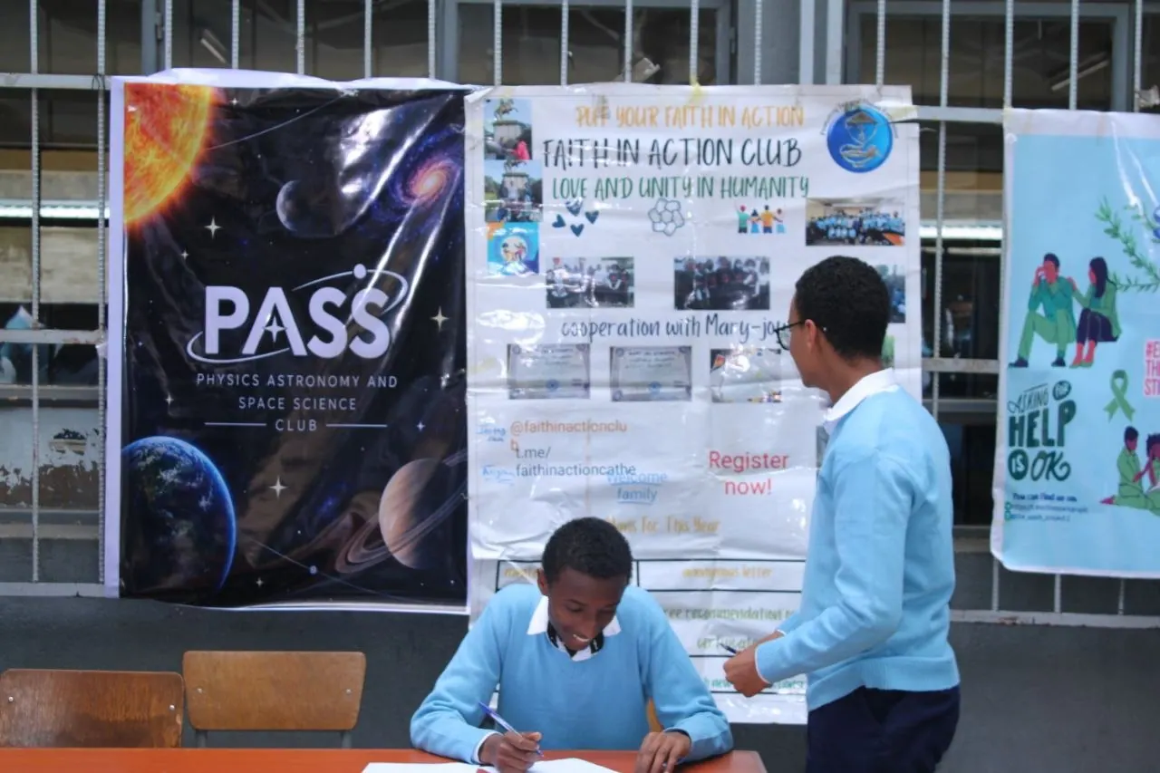 Students visiting club stands at LCCS 2026 Club Day (photo 10)